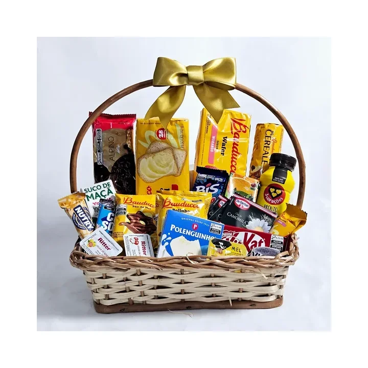 Cesta de presentes com itens de café da manhã e laço dourado